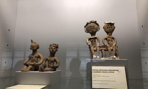 Ilustrasi Benda Bersejarah (Patung Pasang Pengantin koleksi di Museum Nasional Indonesia)