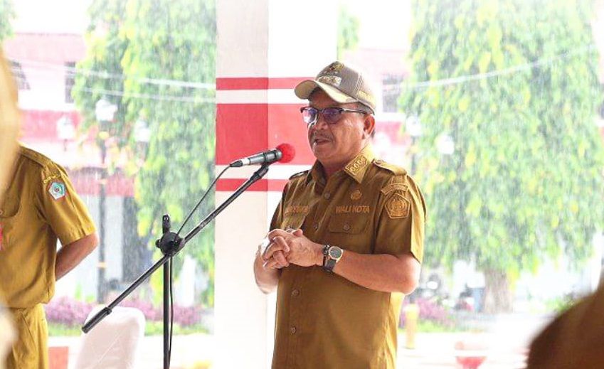 Wali Kota Bitung Maurits Mantiri saat memimpin apel perangkat daerah. (Foto:Istimewa)