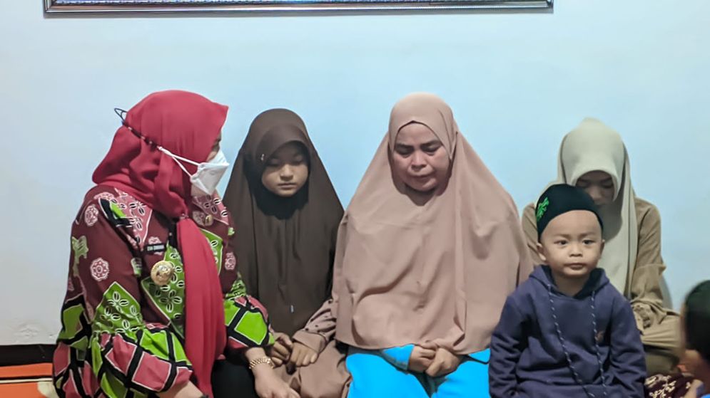 Wali Kota Bandar Lampung Eva Dwiana mendatangi ke rumah enam korban meninggal dunia dalam tragedi jatuhnya lift sekolah Az Zahra Lampung.