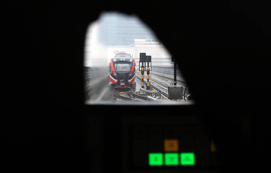 Penampakan LRT Jabodebek di Stasiun Dukuh Atas yang dijadwalkan akan beroperasi 18 Agustus 2023 setelah melalui tahap uji coba dengan penumpang pada 12 Juli - 15 Agustus 2023. Foto : Panji Asmoro/TrenAsia