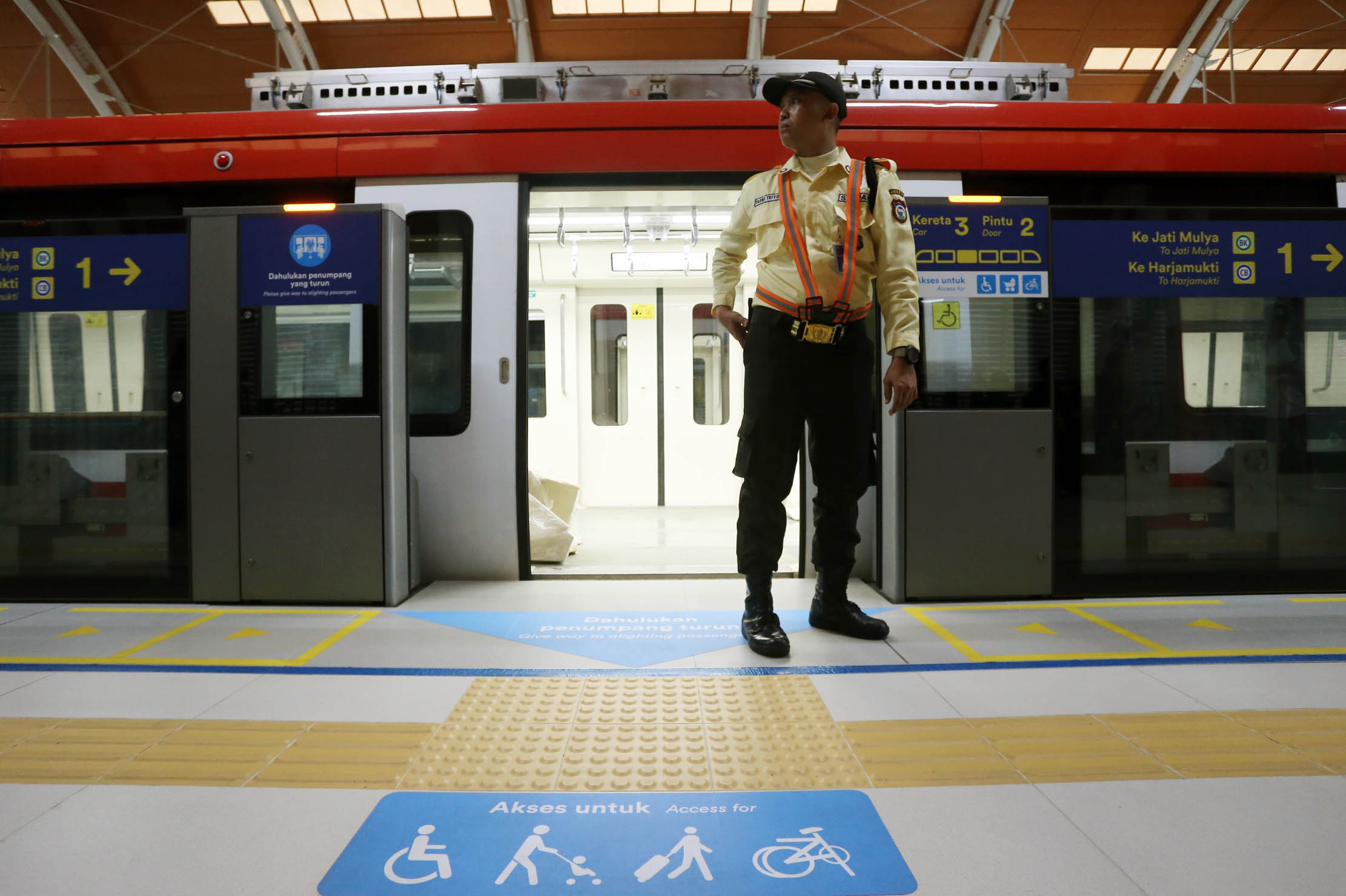 Penampakan LRT Jabodebek di Stasiun Dukuh Atas yang dijadwalkan akan beroperasi 18 Agustus 2023 setelah melalui tahap uji coba dengan penumpang pada 12 Juli - 15 Agustus 2023. Foto : Panji Asmoro/TrenAsia