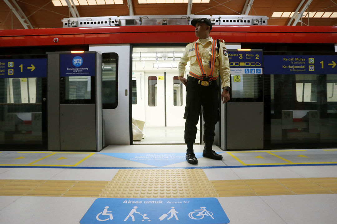 Penampakan LRT Jabodebek di Stasiun Dukuh Atas yang dijadwalkan akan beroperasi 18 Agustus 2023 setelah melalui tahap uji coba dengan penumpang pada 12 Juli - 15 Agustus 2023. Foto : Panji Asmoro/TrenAsia