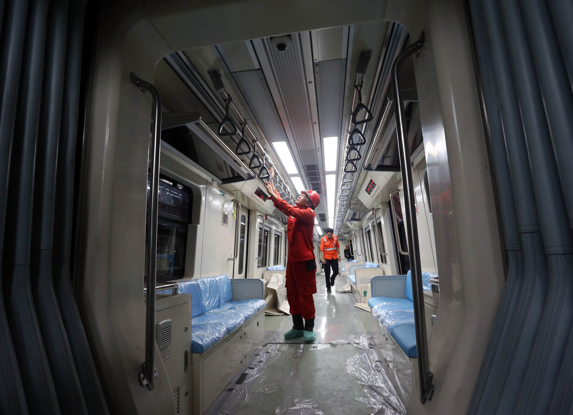 Penampakan LRT Jabodebek di Stasiun Dukuh Atas yang dijadwalkan akan beroperasi 18 Agustus 2023 setelah melalui tahap uji coba dengan penumpang pada 12 Juli - 15 Agustus 2023. Foto : Panji Asmoro/TrenAsia