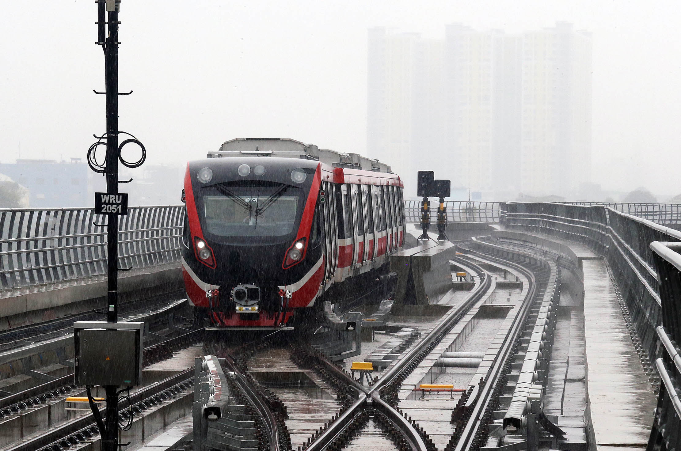 Penampakan LRT Jabodebek di Stasiun Dukuh Atas yang dijadwalkan akan beroperasi 18 Agustus 2023 setelah melalui tahap uji coba dengan penumpang pada 12 Juli - 15 Agustus 2023. Foto : Panji Asmoro/TrenAsia