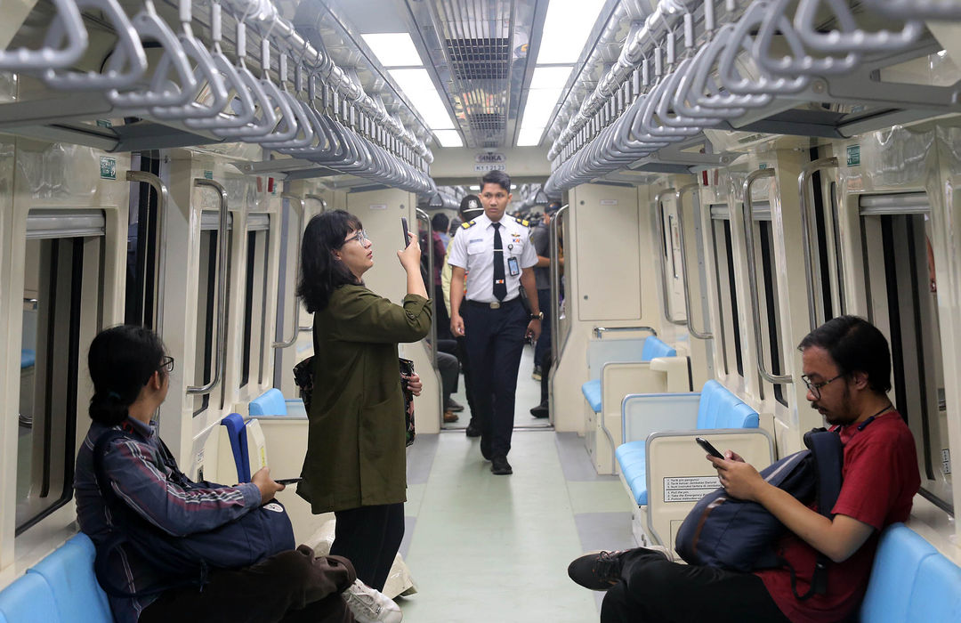 Penampakan LRT Jabodebek di Stasiun Dukuh Atas yang dijadwalkan akan beroperasi 18 Agustus 2023 setelah melalui tahap uji coba dengan penumpang pada 12 Juli - 15 Agustus 2023. Foto : Panji Asmoro/TrenAsia