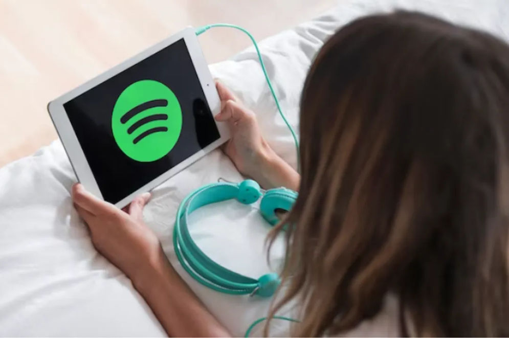 Spotify merupakan sebuah layanan musik digital, podcast, serta video yang berbasis di Stockholm, Swedia, yang diluncurkan pada tanggal 7 Oktober 2008. 