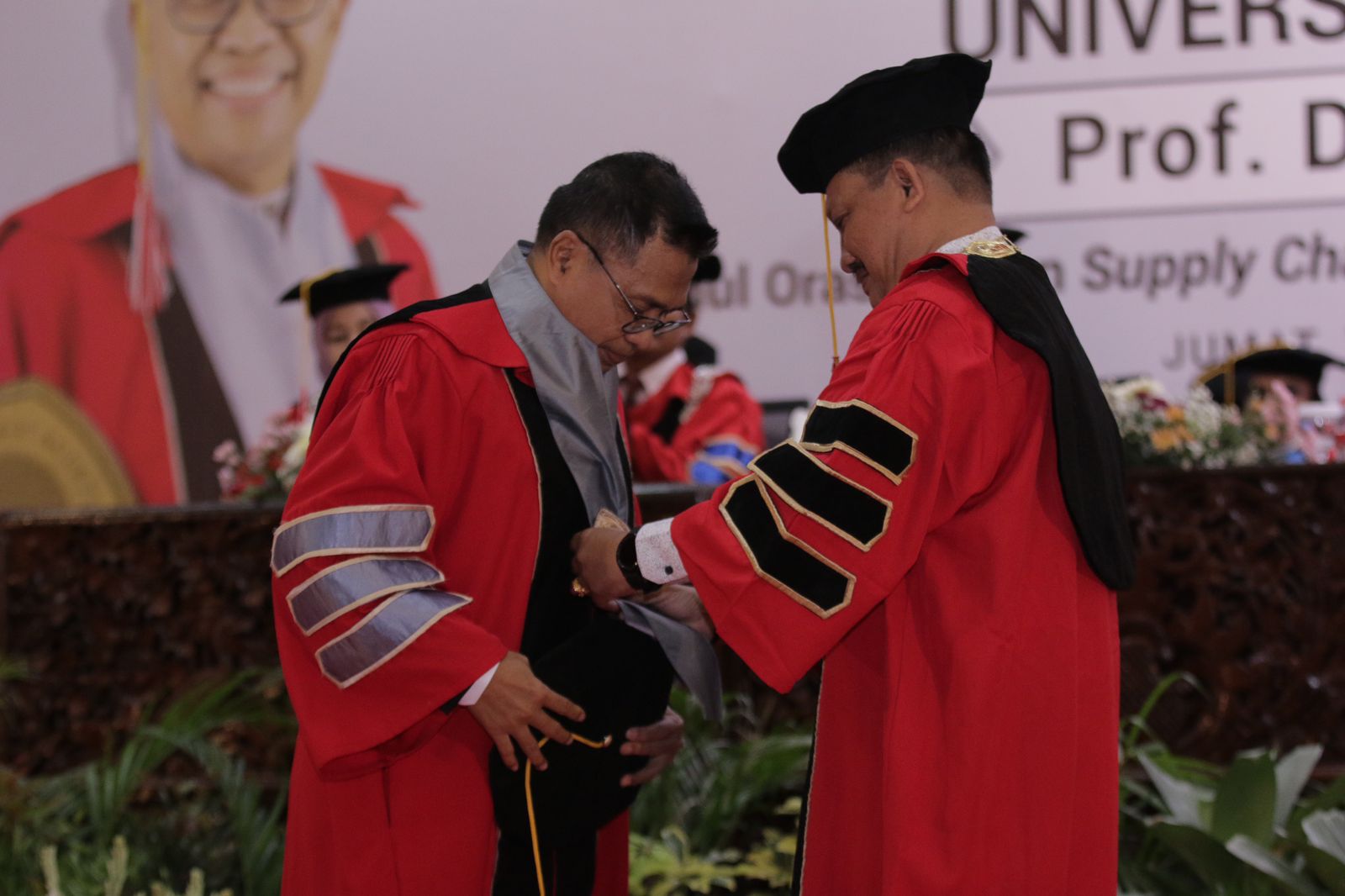 Rektor Untag Surabaya - Prof. Dr. Mulyanto Nugroho, M.M., CMA., CPA (kanan) melantik Prof Slamet Riyadi, Jumat (7/7/2023).