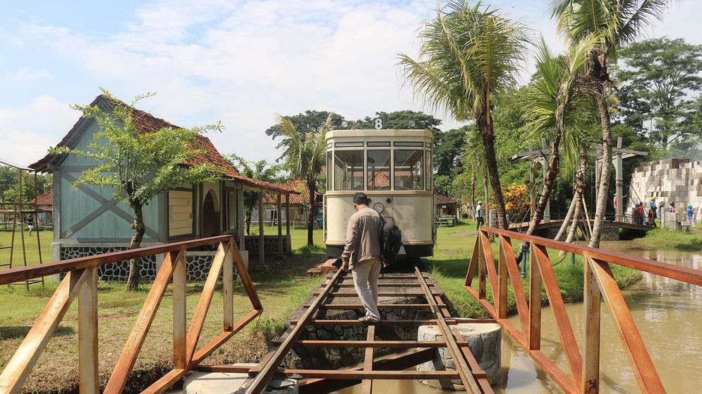 Apabila sedang tidak dipergunakan sebagai lokasi syuting film, kawasan Studio Alam Gamplong akan dibuka sebagai destinasi wisata.
