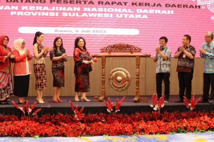 Ketua Dekranasda Sulut, Rita Dondokambey-Tamuntuan memukul gong membuka rapat kerja. (Foto:Istimewa)