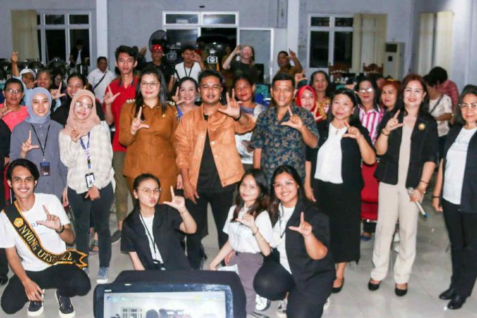 Kegiatan literasi digital yang dilaksanakan oleh UTSU bersama Warga Kecamatan Mandolang. (Foto:Istimewa)