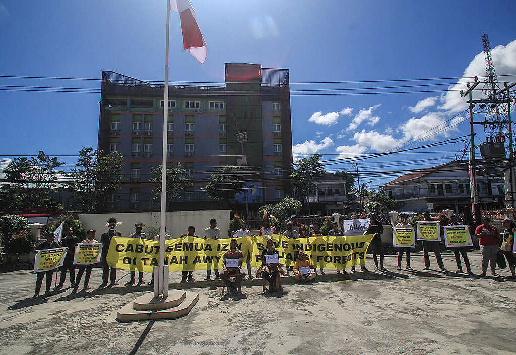 Sejumlah mahasiswa yang tergabung dalam Aliansi Mahasiswa, Pemuda, dan Rakyat (Ampera) Papua melakukan aksi damai di depan PTUN Jayapura beberapa hari lalu. Mereka menggelar mimbar bebas dan aksi teatrikal sebagai bentuk solidaritas kepada perjuangan Suku Awyu.