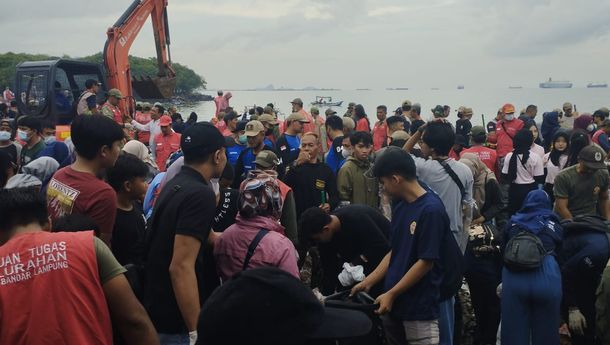  Ribuan Masyarakat Bandarlampung Terjun Bersihkan Sampah Pantai Sukaraja