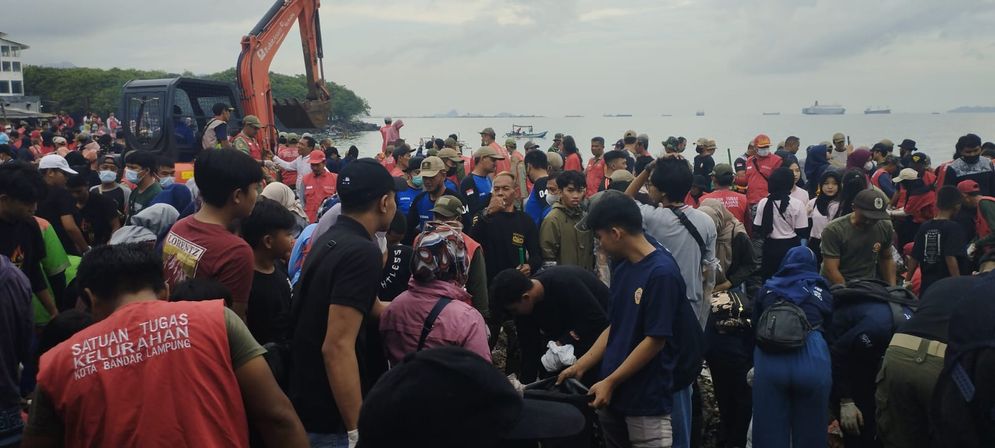 Setelah menumpuk sekian puluh tahun lamanya, sampah di bibir Pantai Sukaraja, Bandarlampung akhirnya dibersihkan.