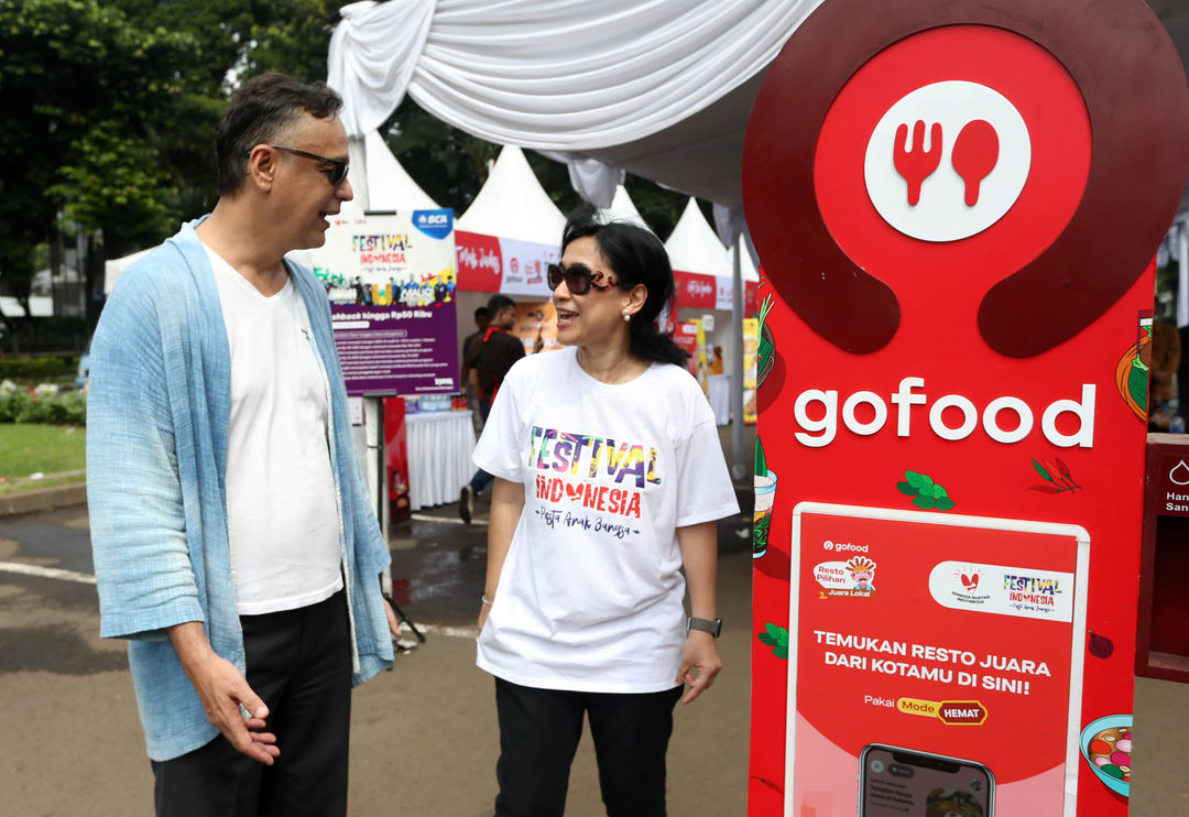 Deputi Bidang Pariwisata dan Ekonomi Kreatif Kemenko Marves Odo RM Manuhutu bersama VP of Public Policy & Government Relations Gojek Tricia Iskandar saat meninjau stan 12 Mitra Juara Lokal di Festival Indonesia Pesta Anak Bangsa,8-9 Juli 2023 di Parkir Tenggara, Senayan. Foto : Panji Asmoro/TrenAsia
