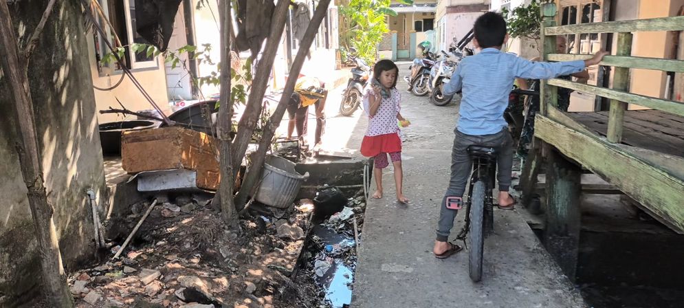 Anak-anak sedang bermain di kawasan permukiman RT 26 Kelurahan 35 Ilir Palembang yang sempat ramai diberitakan karena ada belasan kasus anak terserang demam berdarah