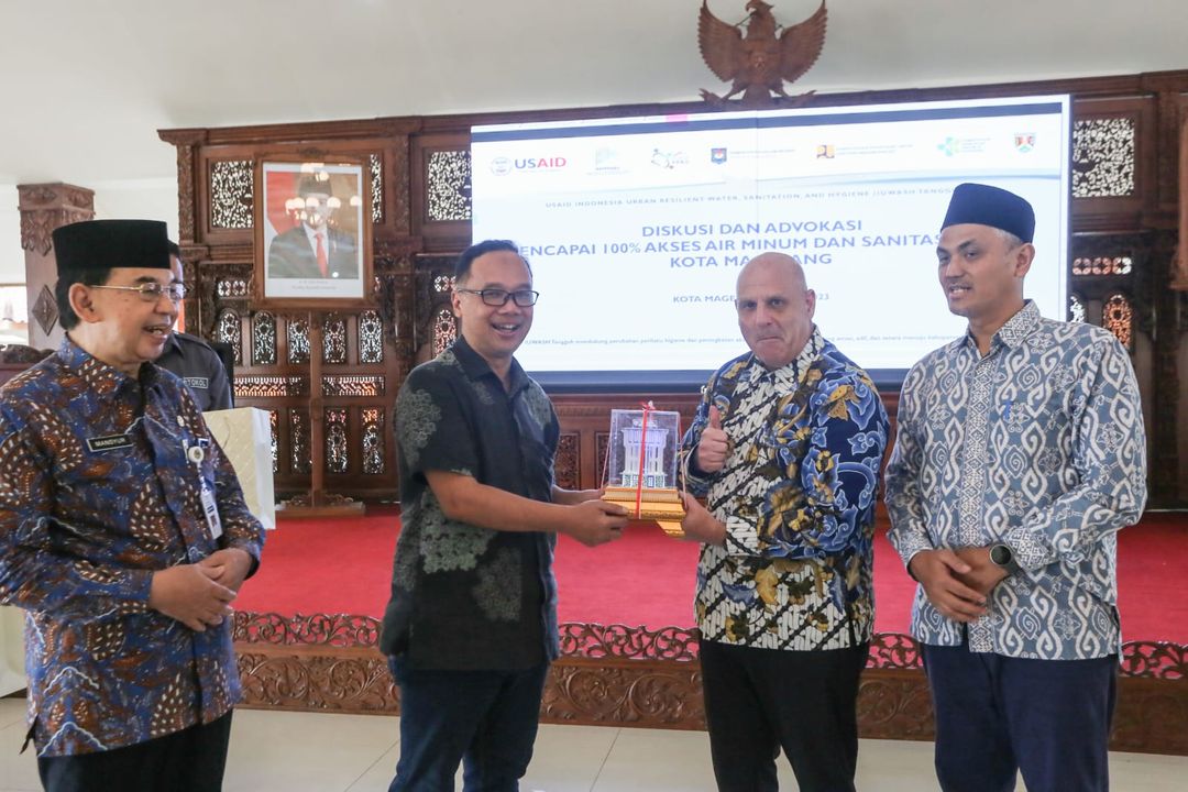 Mission Director USAID Indonesia, Jeffery P. Cohen (kedua dari kanan), menerima suvenir dari Wali Kota Magelang, Nur Aziz, pada acara Diskusi dan Advokasi Mencapai 100% Akses Air Minum dan Sanitasi Aman Kota Magelang di Pendapa Rumah Dinas Wali Kota Magelang, Kota Magelang, Jumat 7 Juli 2023.