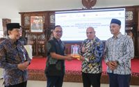 Mission Director USAID Indonesia, Jeffery P. Cohen (kedua dari kanan), menerima suvenir dari Wali Kota Magelang, Nur Aziz, pada acara Diskusi dan Advokasi Mencapai 100% Akses Air Minum dan Sanitasi Aman Kota Magelang di Pendapa Rumah Dinas Wali Kota Magelang, Kota Magelang, Jumat 7 Juli 2023.