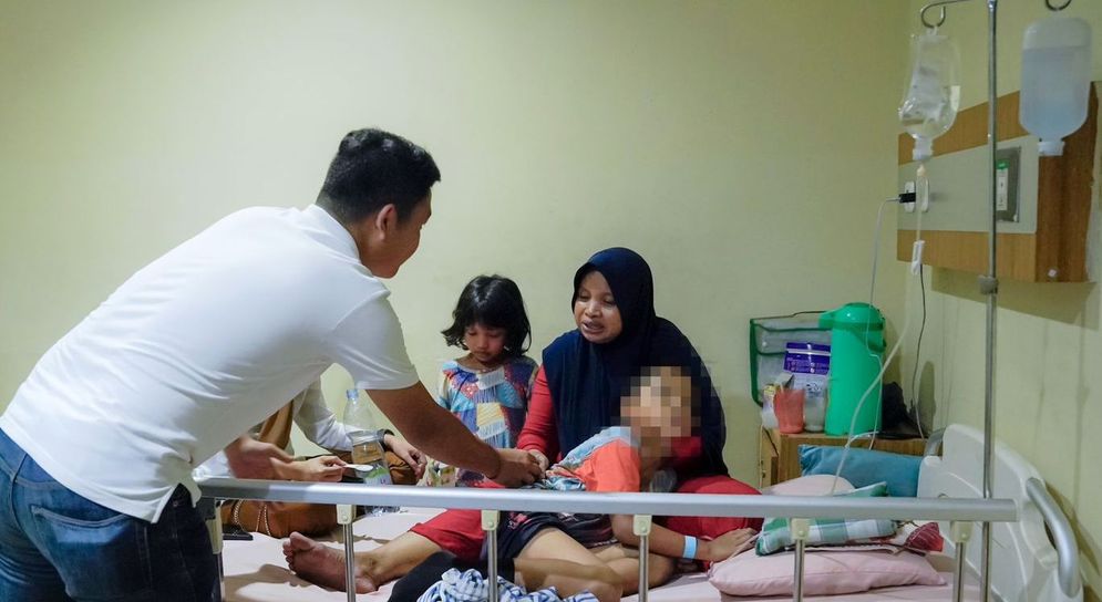 Halimah bersama anaknya di RS Madani, Kota Medan