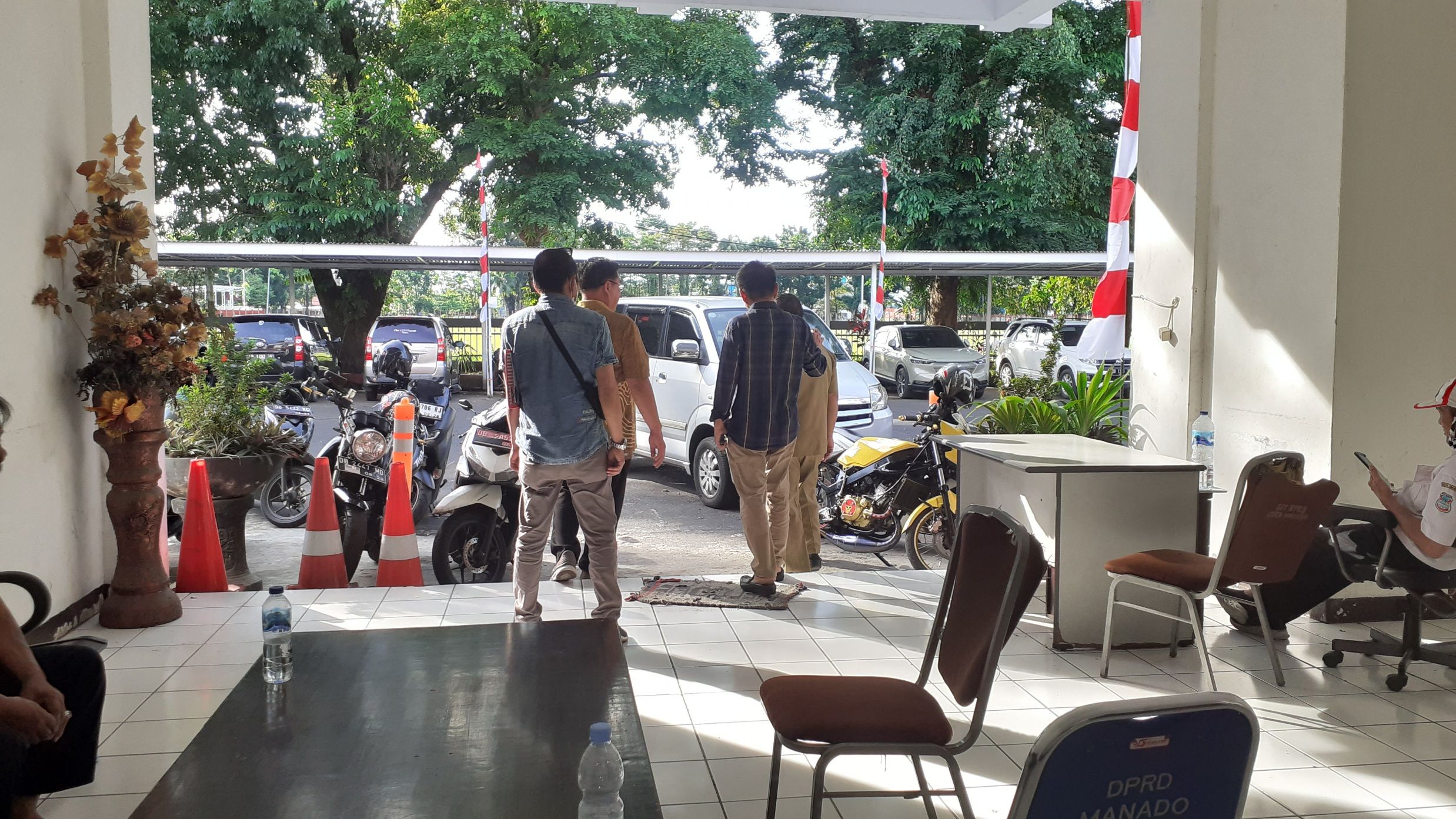 Legislator Mitra Tonny Lasut dan Fanly Mokolomban didampjngi staf saat keluar gedung DPRD Manado. (Foto:Mike)