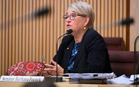 Senator Partai Hijau Australia, Barbara Pocock, mencecar perwakilan dari perusahaan konsultan terkemuka Australia KPMG, Deloitte dan EY selama penyelidikan majelis tinggi tentang skandal pajak PwC.
