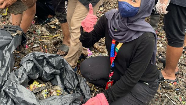 Peduli Lingkungan! Mahasiswa IIB Darmajaya Ikut Bersih-Bersih Pantai Sukaraja