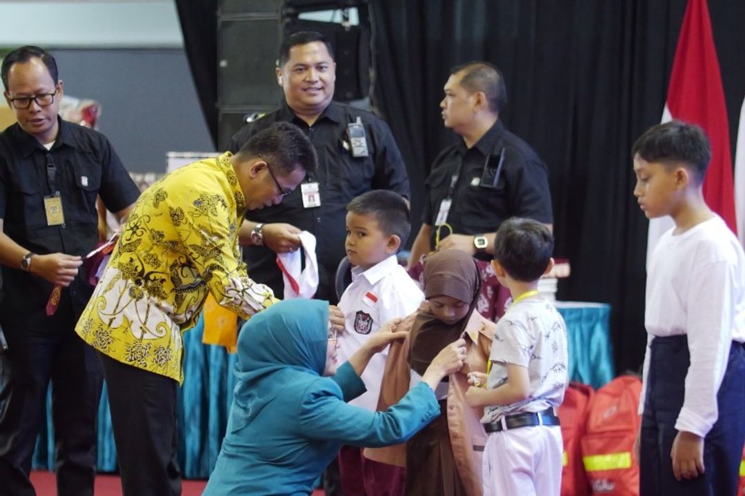 Penyerahan Seragam Sekolah Oleh Walikota Balikpapan