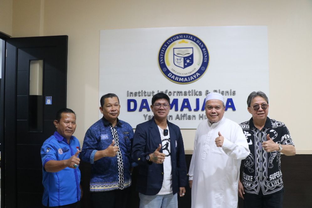 Mahesa Andika Setiawan yang dikenal dengan Andika Kangen Band, resmi menjadi mahasiswa Program Studi (Prodi) Manajemen Institut Informatika dan Bisnis (IIB) Darmajaya