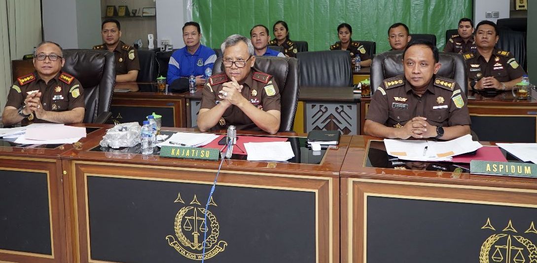 Kepala Kejaksaan Tinggi Sumut Idianto melakukan ekspose penghentian tuntutan tujuh perkara dengan restorative justice