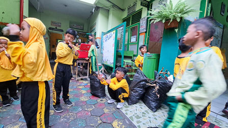 Siswa SD Muhammadiyah Notoprajan Isi MPLS dengan Pungut Sampah 