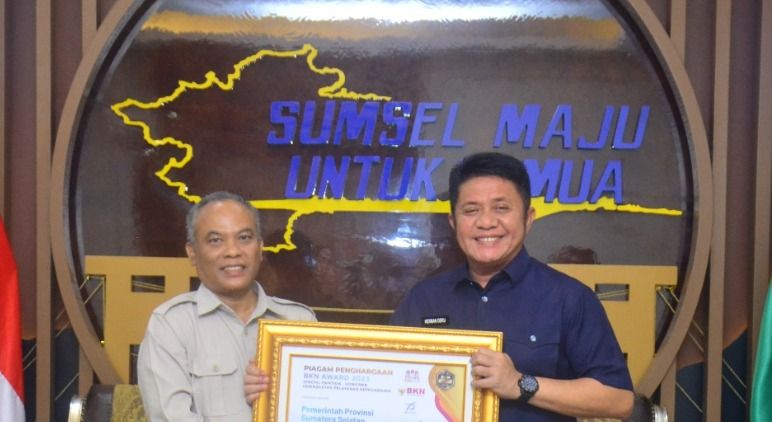 Potret Gubernur Sumatra Selatan Herman Deru terima penghargaan BKN Award 2023 dari Kepala BKN Kantor Regional VII, Margi Payitno di Kantor Gubernur Sumsel pada Selasa, 11 Juli 2023.