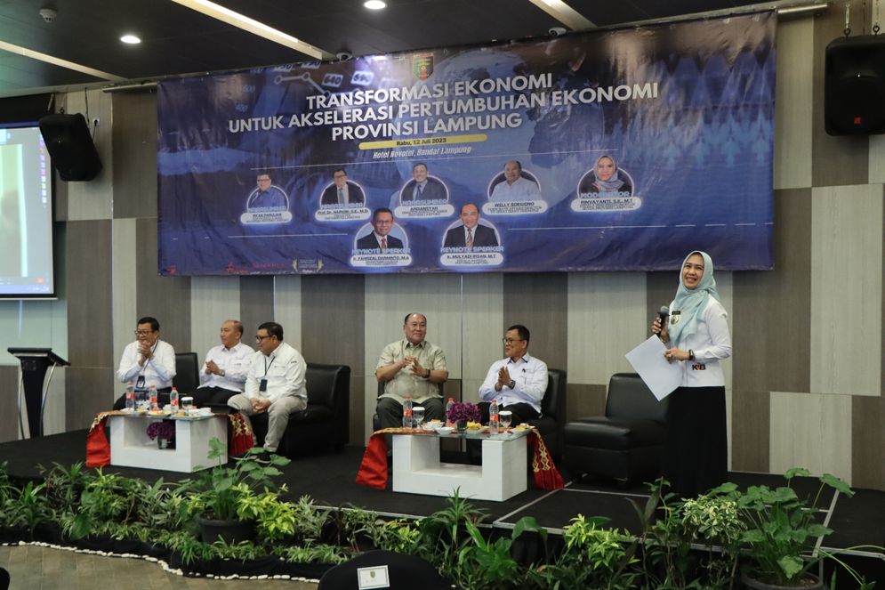 Dialog Publik dengan Tema Transformasi Ekonomi Untuk Akselerasi Pertumbuhan Ekonomi, di ruang pertemuan, Hotel Novotel  Lampung, Rabu (12/07/2023).