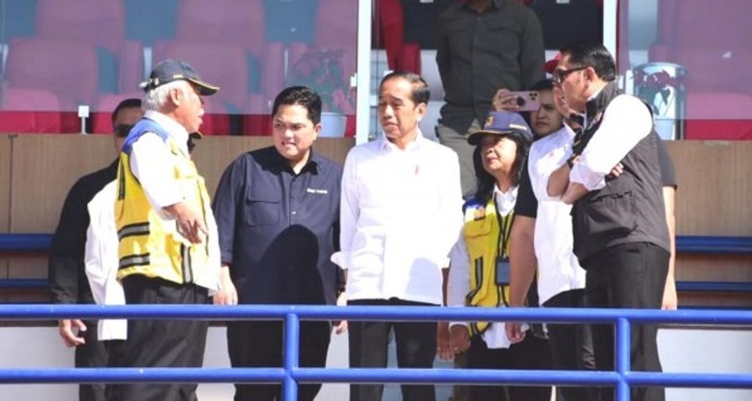 Jokowi didampingi oleh Basuki Hadimuldjono selaku Menteri PUPR melihat langsung proses renovasi stadion Si Jalak Harupat (SJH) yang dilakukan Kementerian PUPR pada Rabu, 12 Jui 2023.