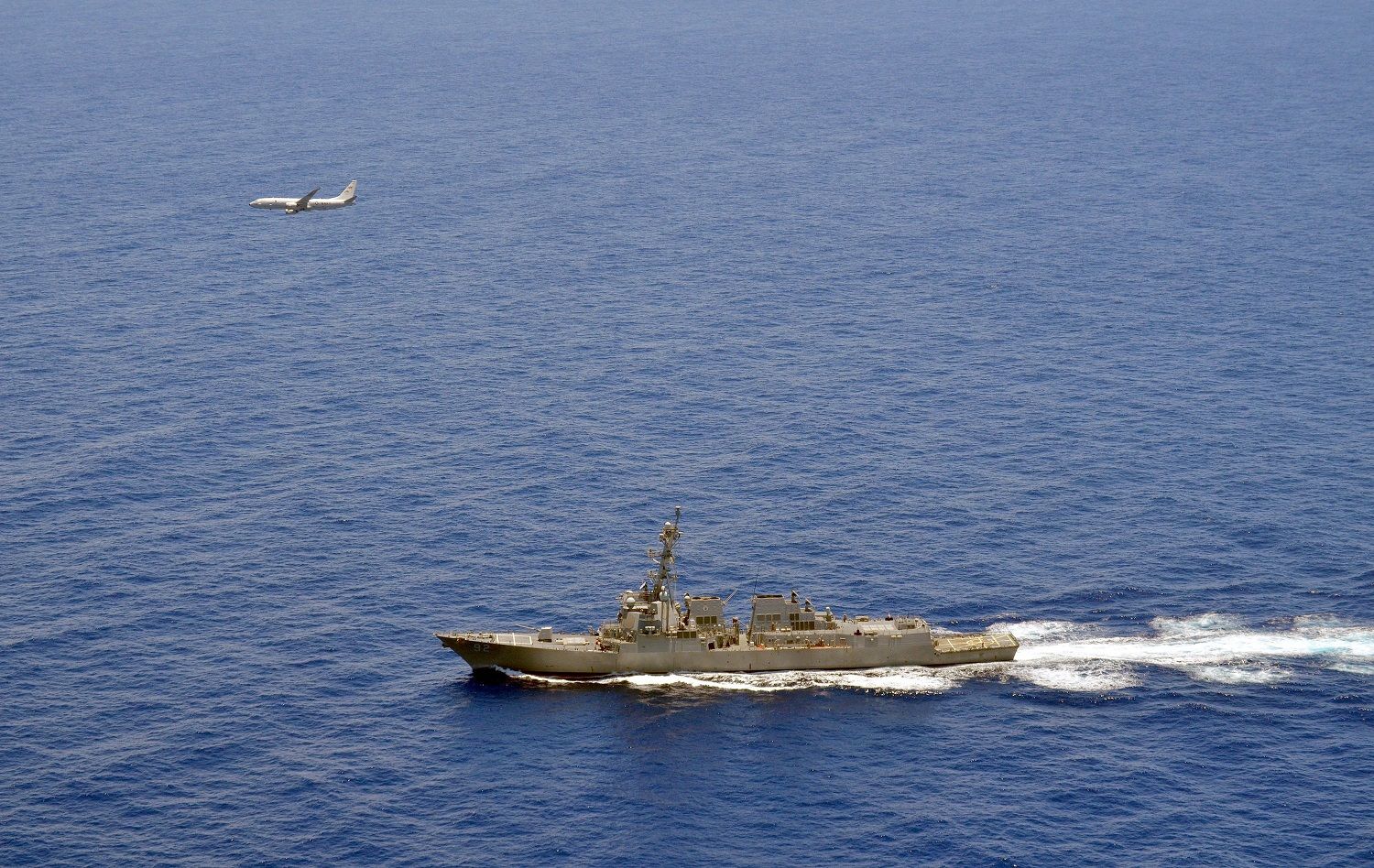 Ilustrasi kapal perang dan pesawat melintasi Selat Taiwan.