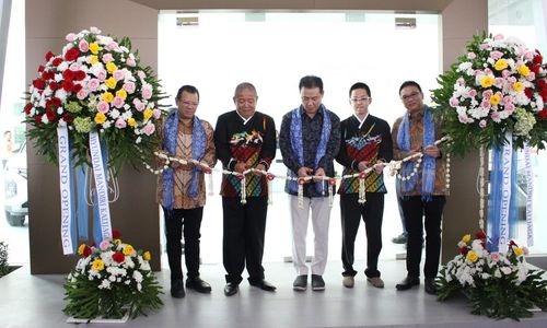 2. PT Hyundai Motors Indonesia dan PT Akbar Mandiri Sejahtera secara bersama meresmikan dua dealer baru PT Hyundai Motors Indonesia yakni Hyundai Kalijaga di Jawa Barat dan Hyundai Kupang di Nusa Tenggara Timur.jpeg