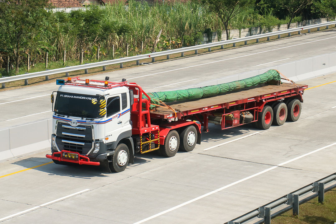 Sopir truk trailer harus memiliki SIM khusus sebagai syarat mengemudi di jalan raya