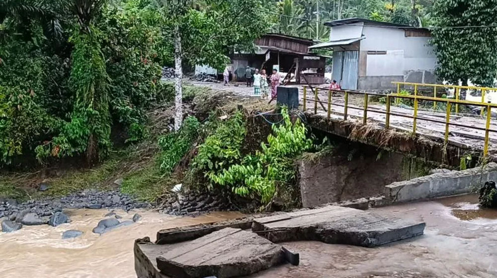 Potret jembatan ambruk di Timbo Abu akibat banjir.png
