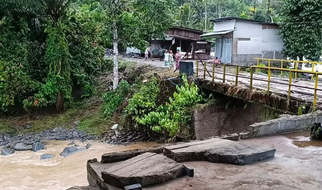 Potret jembatan ambruk di Timbo Abu akibat banjir