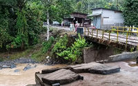 Potret jembatan ambruk di Timbo Abu akibat banjir