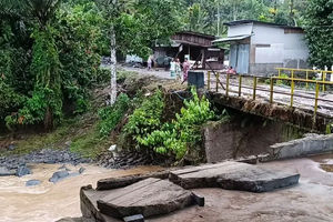 Potret jembatan ambruk di Timbo Abu akibat banjir.png