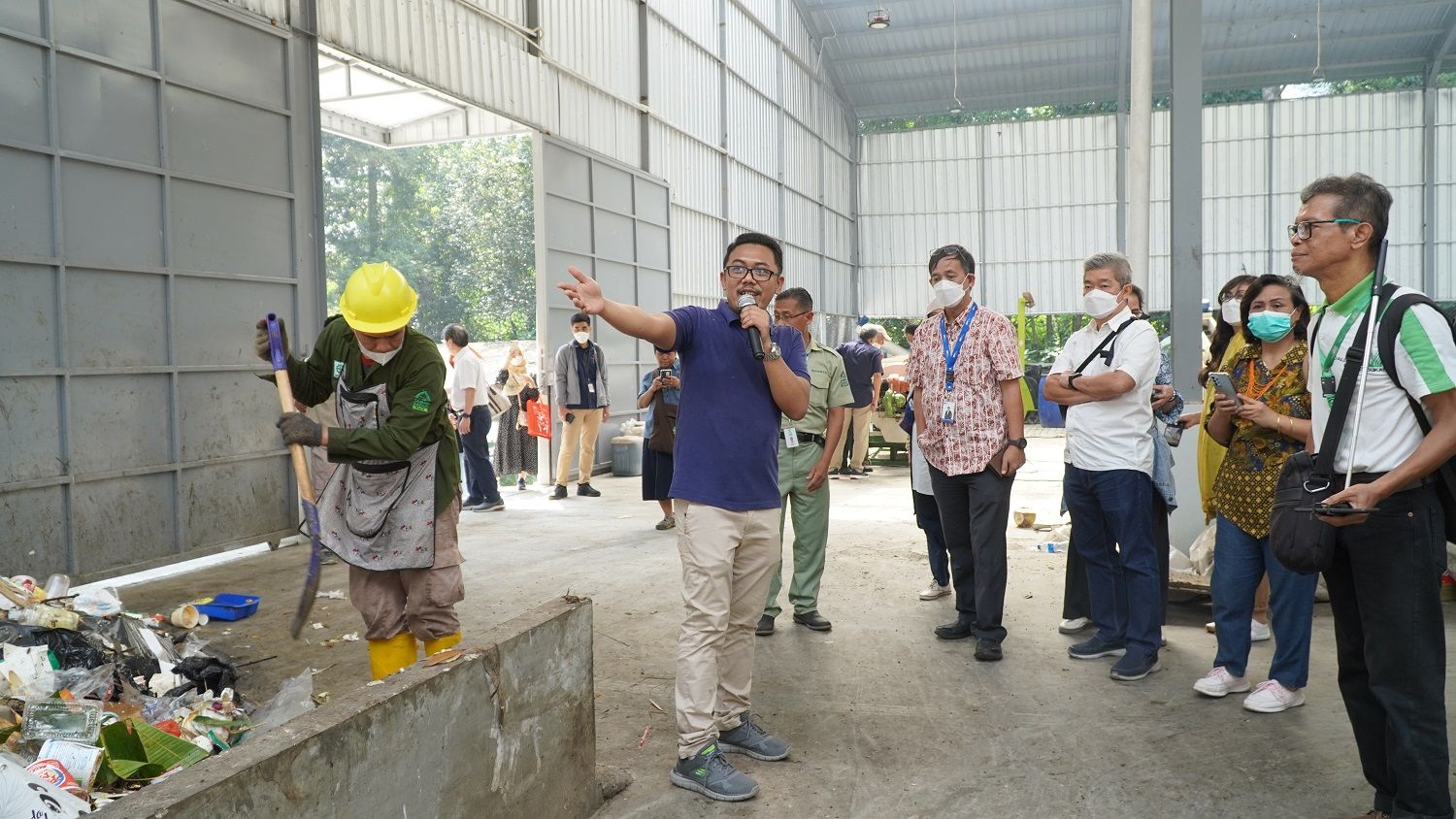 CEO PT Greenprosa Adikara Nusa (Greenprosa), Arky Gilang Wahab saat menjelaskan proses
pengolahan sampah kolaborasi Greenprosa bersama Taman Safari Indonesia (TSI) melalui Integrated
Waste Management (IWM) kepada stakeholders Yayasan Dharma Bhakti Astra (YDBA) (12/07).
Dalam rangka memberikan gambaran dan mengajak stakeholders YDBA untuk menerapkan
pengolahan sampah/ limbah yang terintegrasi dan bernilai tambah, YDBA mengajak
stakeholders tersebut untuk melihat IWM yang diterapkan oleh TSI bersama Greenprosa.