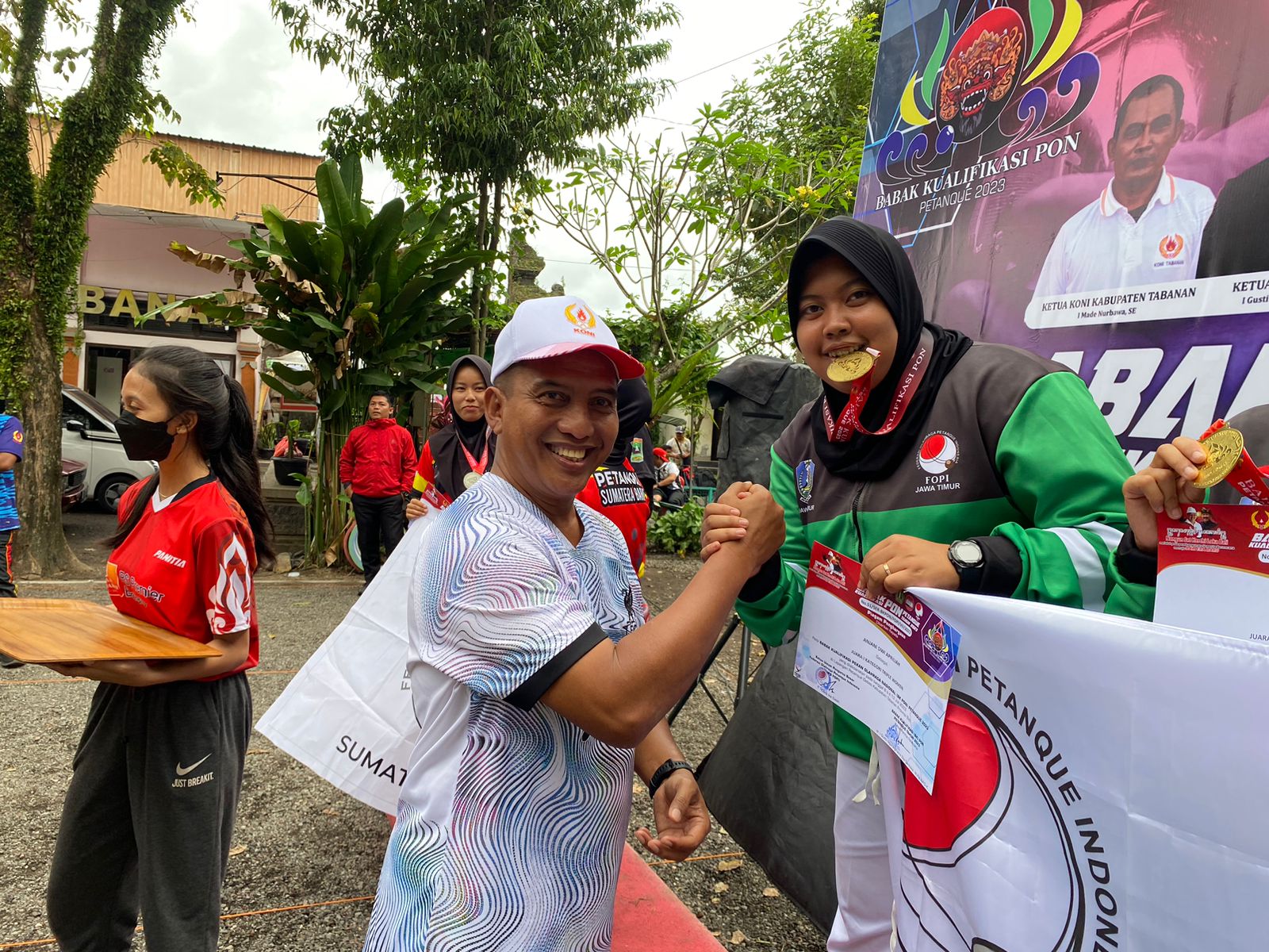 Rektor Universitas Negeri Surabaya Prof Nurhasan memberikan selamat pada salah satu atlet pentaque.