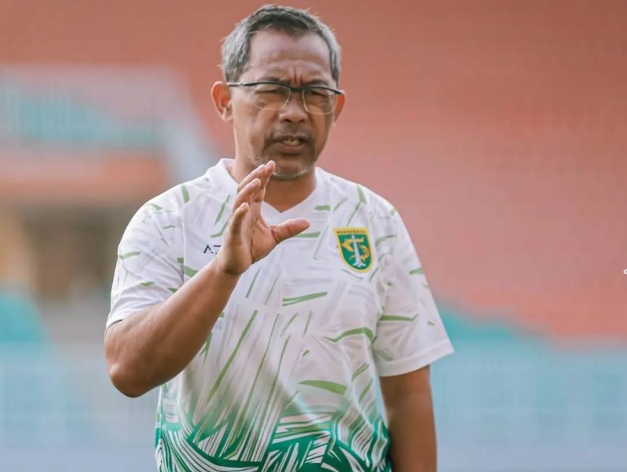 Pelatih Persebaya Surabaya Aji Santoso hanya menargetkan setidaknya satu poin bisa dibawa pulang saat bertandang ke kandang PSIS Semarang