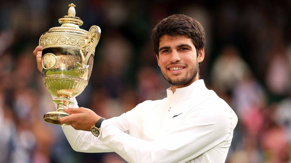 alcaraz-wimbledon-2023-sunday-final-trophy-shot.jpg