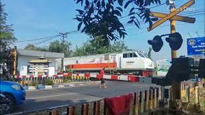 Pintu perlintasan kereta api di Aloha yang sering macet
