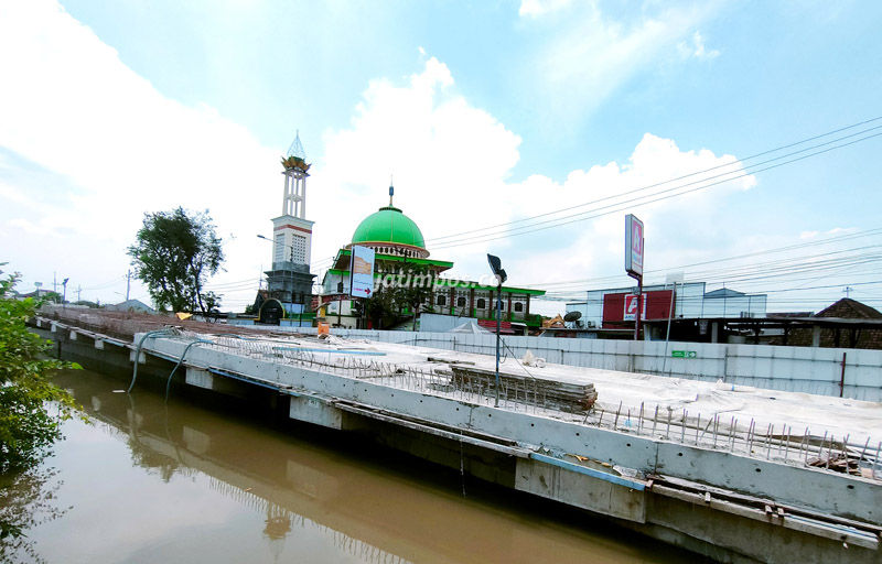 Pemkab Sidoarjo juga mengebut pembangunan jalan layang di Krian dan Tarik. Ini sebagai upaya untuk meningkatkan perekonomian di kabupaten setempat.