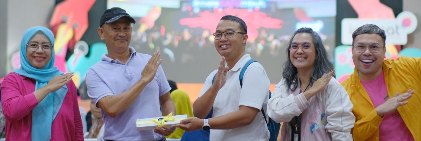 VP - Head of Sales Central Sumatera IOH Rengga Permana (tengah)