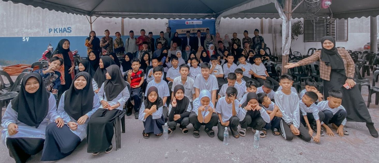 Mahasiswa IAIN Kediri bersama anak-anak di Sanggar Bimbingan Sungai Bulloh, Selangor Malaysia.