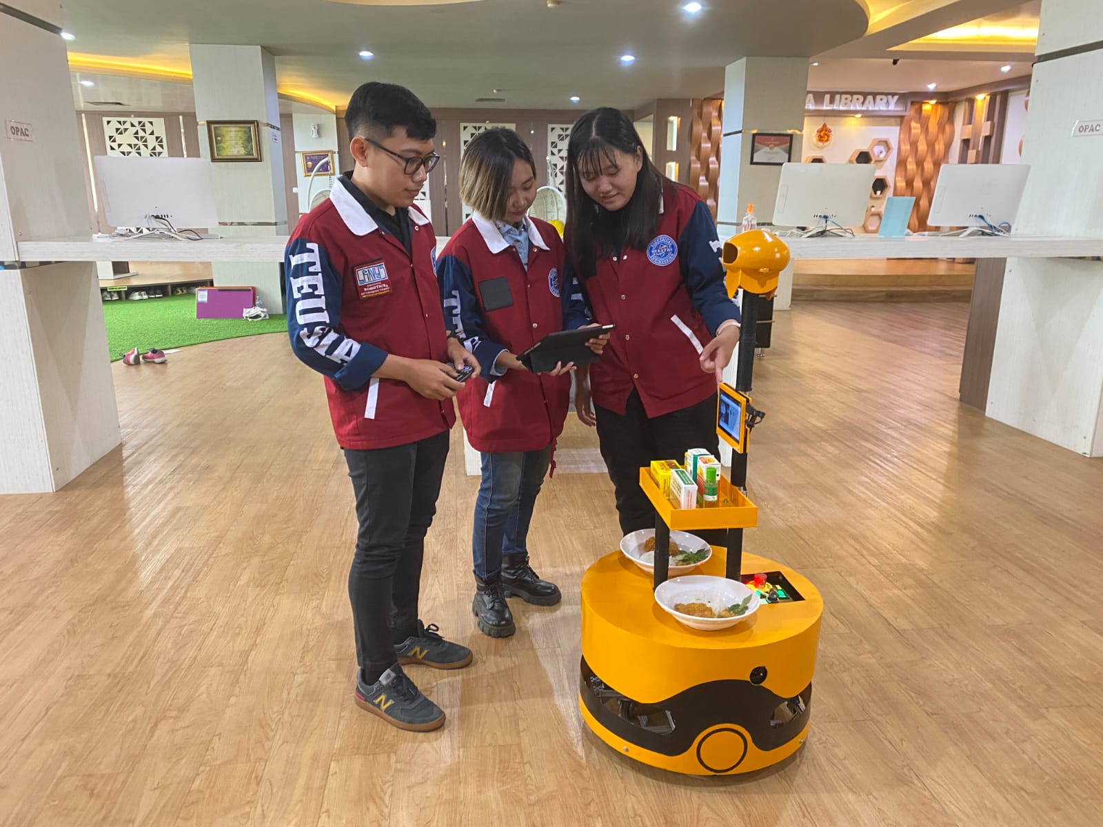 Robot TEUSEM diujicobakan oleh tiga mahasiswa Program Studi Teknik Elektro Fakultas Teknik Universitas Surabaya (Ubaya).