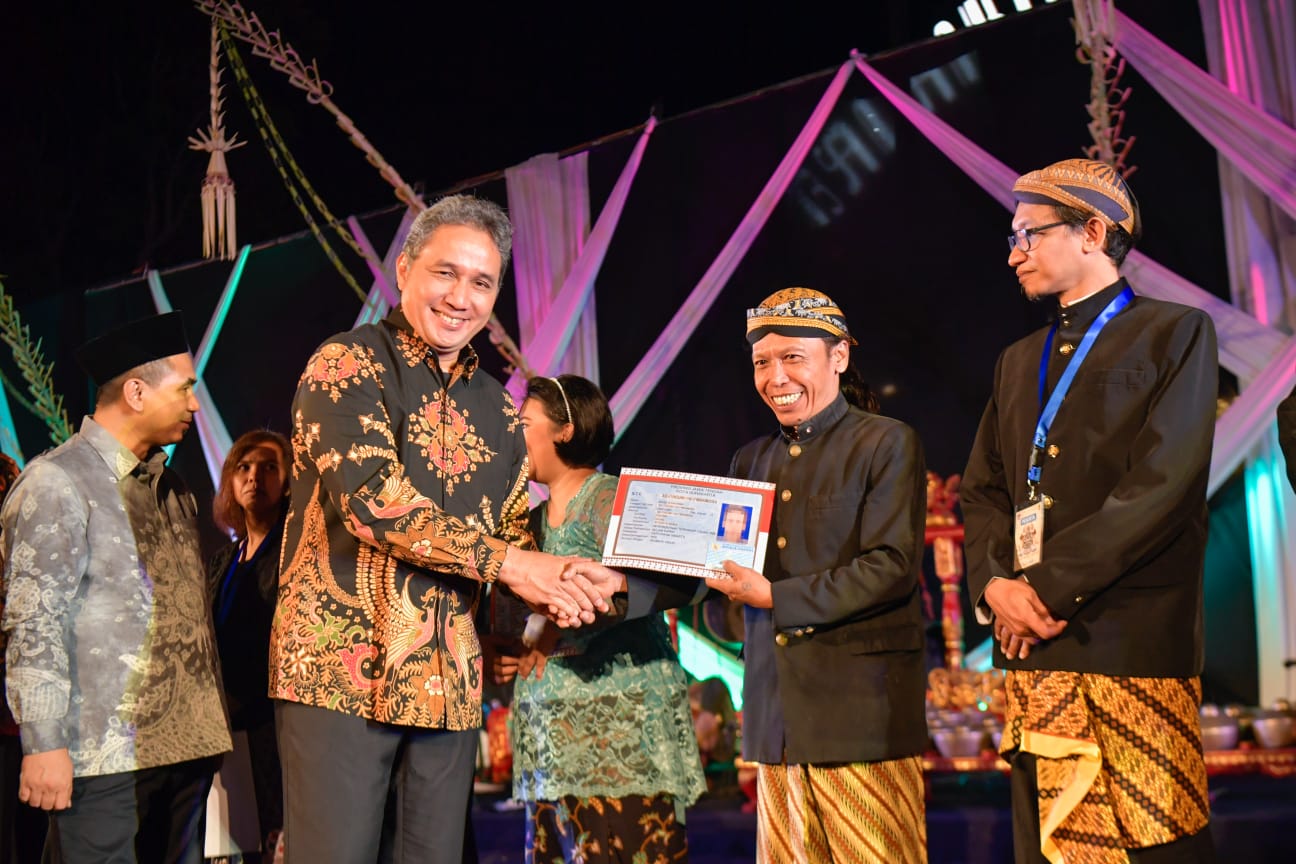 Penyerahan KTP pada penganut kepercayaan di Solo Raya. 
