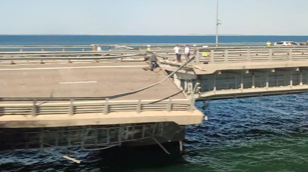 Jembatan Crimea Terputus di Tengah